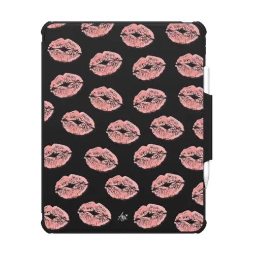 Ami's Kiss | iPad Pro 13-inch (M4/M5) / iPad Impact Folio Case / Black | Image 1